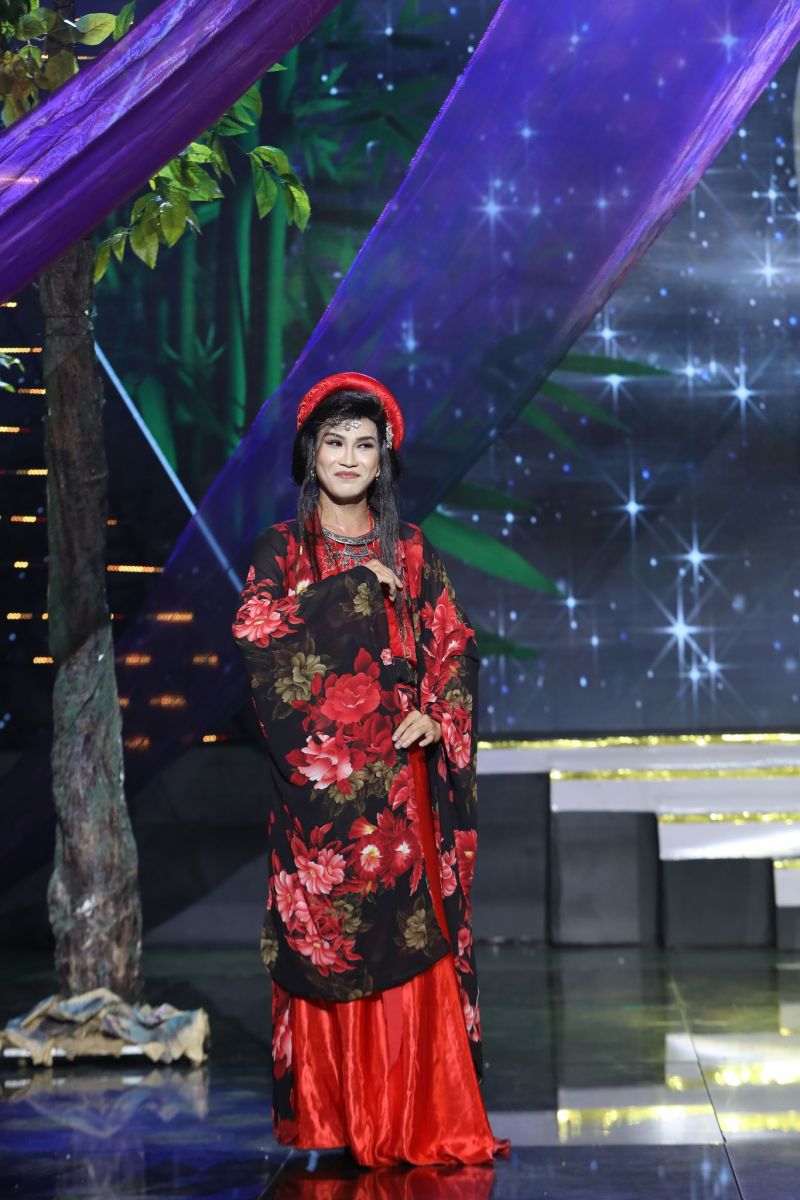 Tiêu Minh Phụng phô diễn sở trường ca cải lương khiến dàn giám khảo